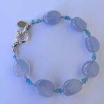 Handgefertigtes Beads Armband Chalcedon Blaugrau mit milchigen Edelsteinperlen und Silberverschluss.