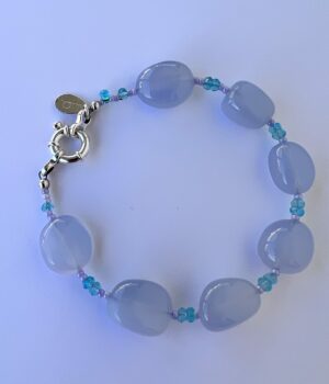 Handgefertigtes Beads Armband Chalcedon Blaugrau mit milchigen Edelsteinperlen und Silberverschluss.