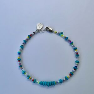 Beads Armband farbig mit türkisen Rondellen und bunten Edelstein-Perlen in Wickeloptik.