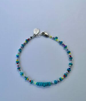 Beads Armband farbig mit türkisen Rondellen und bunten Edelstein-Perlen in Wickeloptik.