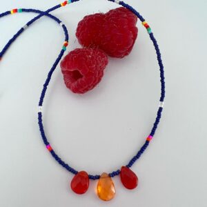 Hochwertige Beads Halskette Opal Orange in intensivem Orange-Rot, lange Ausführung, mit Silberverschluss.