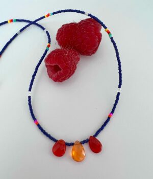 Hochwertige Beads Halskette Opal Orange in intensivem Orange-Rot, lange Ausführung, mit Silberverschluss.