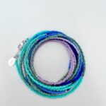 12-fach gewickeltes Beads Wickelarmband Lagunenblau mit hunderten Edelstein-Perlen und Silberverschluss.
