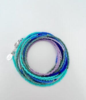 12-fach gewickeltes Beads Wickelarmband Lagunenblau mit hunderten Edelstein-Perlen und Silberverschluss.