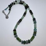 Hochwertige Beads Halskette Turmalin Grün mit intensivem Smaragdleuchten (Verdelith), lange Ausführung, mit 925er Silberverschluss.