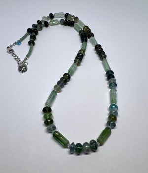 Hochwertige Beads Halskette Turmalin Grün mit intensivem Smaragdleuchten (Verdelith), lange Ausführung, mit 925er Silberverschluss.