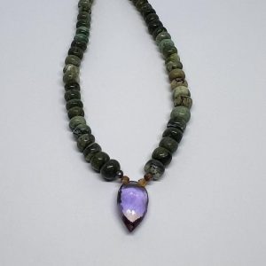 Beads Halskette Imperial Opal Damen Schmuck Nahaufnahme mit schillerndem Perlen Schmuck