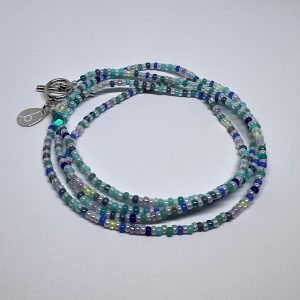 Handgefertigtes Beads Wickelarmband Blau mit 4-facher Wickelung und gehämmertem 925 Sterling Silber Verschluss.