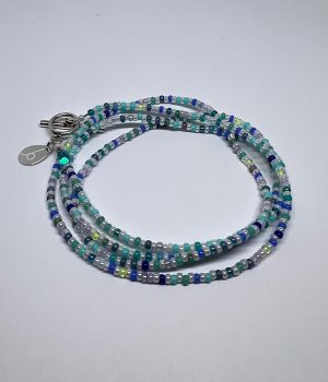 Handgefertigtes Beads Wickelarmband Blau mit 4-facher Wickelung und gehämmertem 925 Sterling Silber Verschluss.