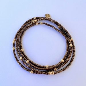 Handgemachtes Beads Wickelarmband Braun mit echten Edelstein-Perlen und glänzenden Akzenten.