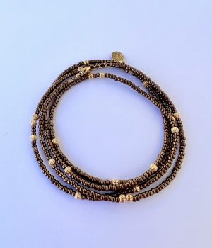 Handgemachtes Beads Wickelarmband Braun mit echten Edelstein-Perlen und glänzenden Akzenten.