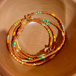 Handgemachtes Beads Wickelarmband Granat Mandarin mit leuchtend orangen Edelsteinperlen.