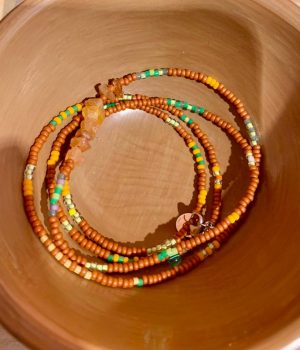 Handgemachtes Beads Wickelarmband Granat Mandarin mit leuchtend orangen Edelsteinperlen.