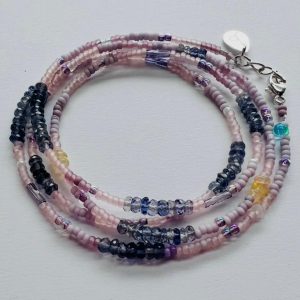 Mehrlagiges Beads Wickelarmband Lolith Violett mit silbernen Akzenten und echten Edelsteinperlen.