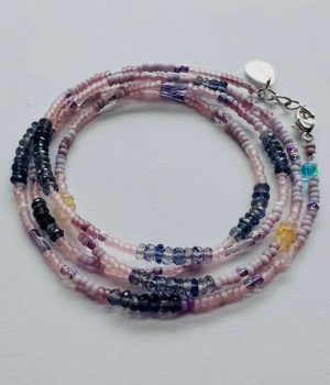 Mehrlagiges Beads Wickelarmband Lolith Violett mit silbernen Akzenten und echten Edelsteinperlen.