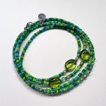 Ein handgemachtes Beads Wickelarmband Peridot Natursteinen und einem Knopfverschluss aus echtem 925er Sterling Silber