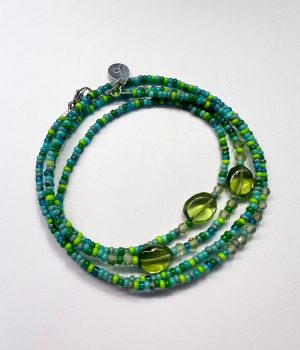 Ein handgemachtes Beads Wickelarmband Peridot Natursteinen und einem Knopfverschluss aus echtem 925er Sterling Silber