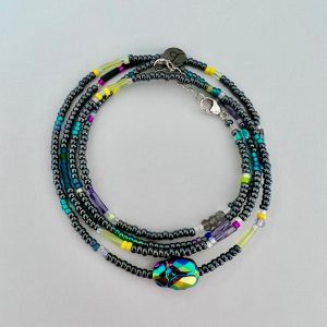 Beads Wickelarmband Schwarz mit Swarovski Skarabäus-Anhänger.