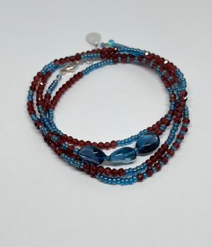 Handgemachtes Beads Wickelarmband Topas Blau mit echten Edelstein-Perlen und 925er Silberverschluss.