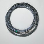 Breites Beads Wickelarmband Lava Schwarz 12-Fach mit mattem Silber-Verschluss, handgemacht.